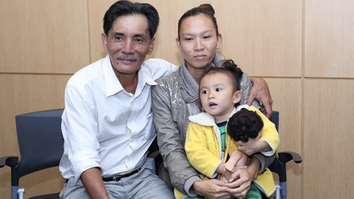 Trải qua quãng thời gian sóng gió khi đối mặt với bệnh tật lẫn thị phi, giờ đây NS Thương Tín đang về quê 'ở ẩn' với vợ con