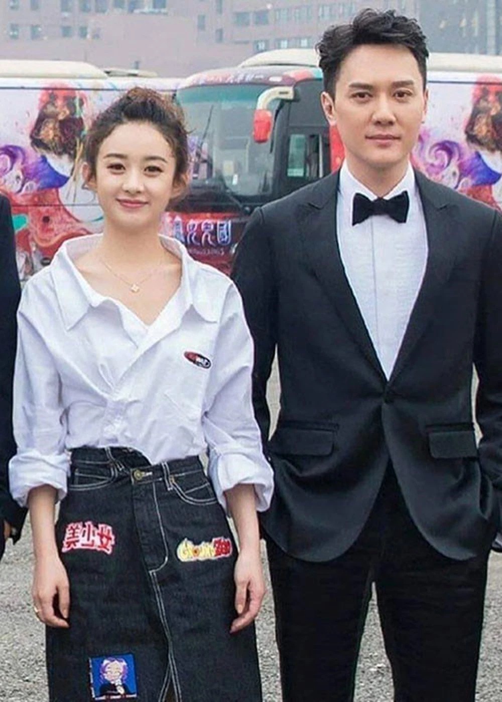 Trong 1 cuộc phỏng vấn, MC chương trình hỏi Phùng Thiệu Phong: 'Sau khi ly hôn, anh định cho con trai mấy trăm triệu tệ '. Phùng Thiệu Phong nhanh chóng trả lời: 'Dù rằng về sau ai giành được quyền nuôi con trai đi chăng nữa, tôi cũng không để thằng bé trắng tay đâu'.