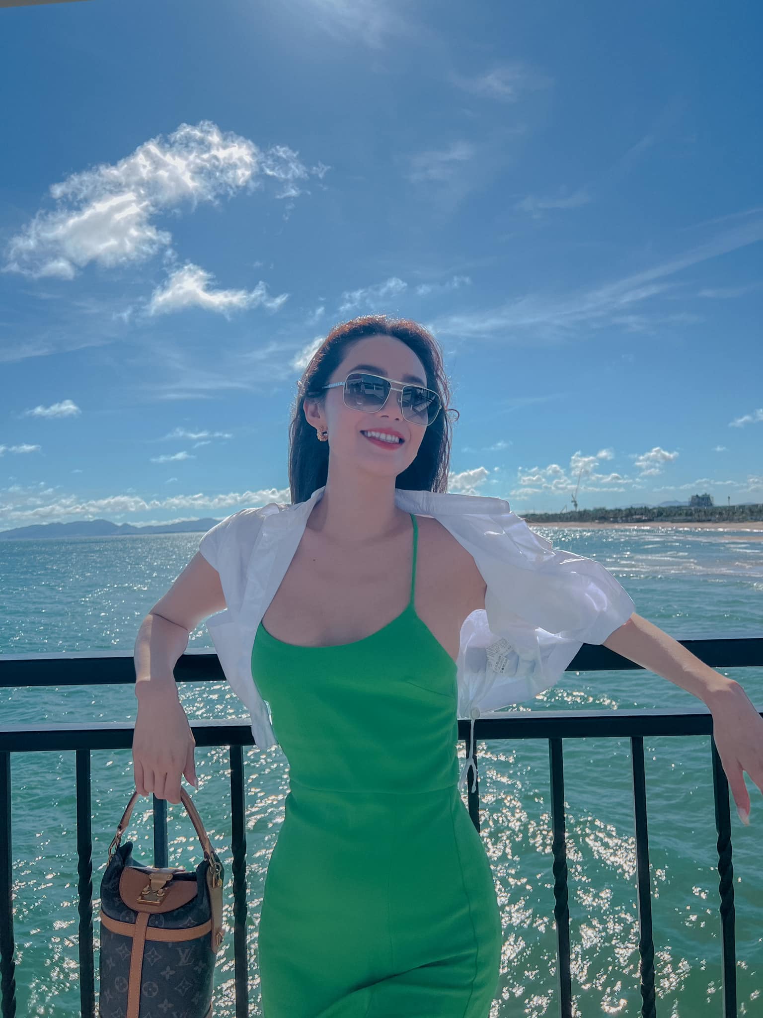 Minh Hằng khiến người hâm mộ xốn xang khi khoe hình ảnh thả dáng yêu kiều bên bờ biển