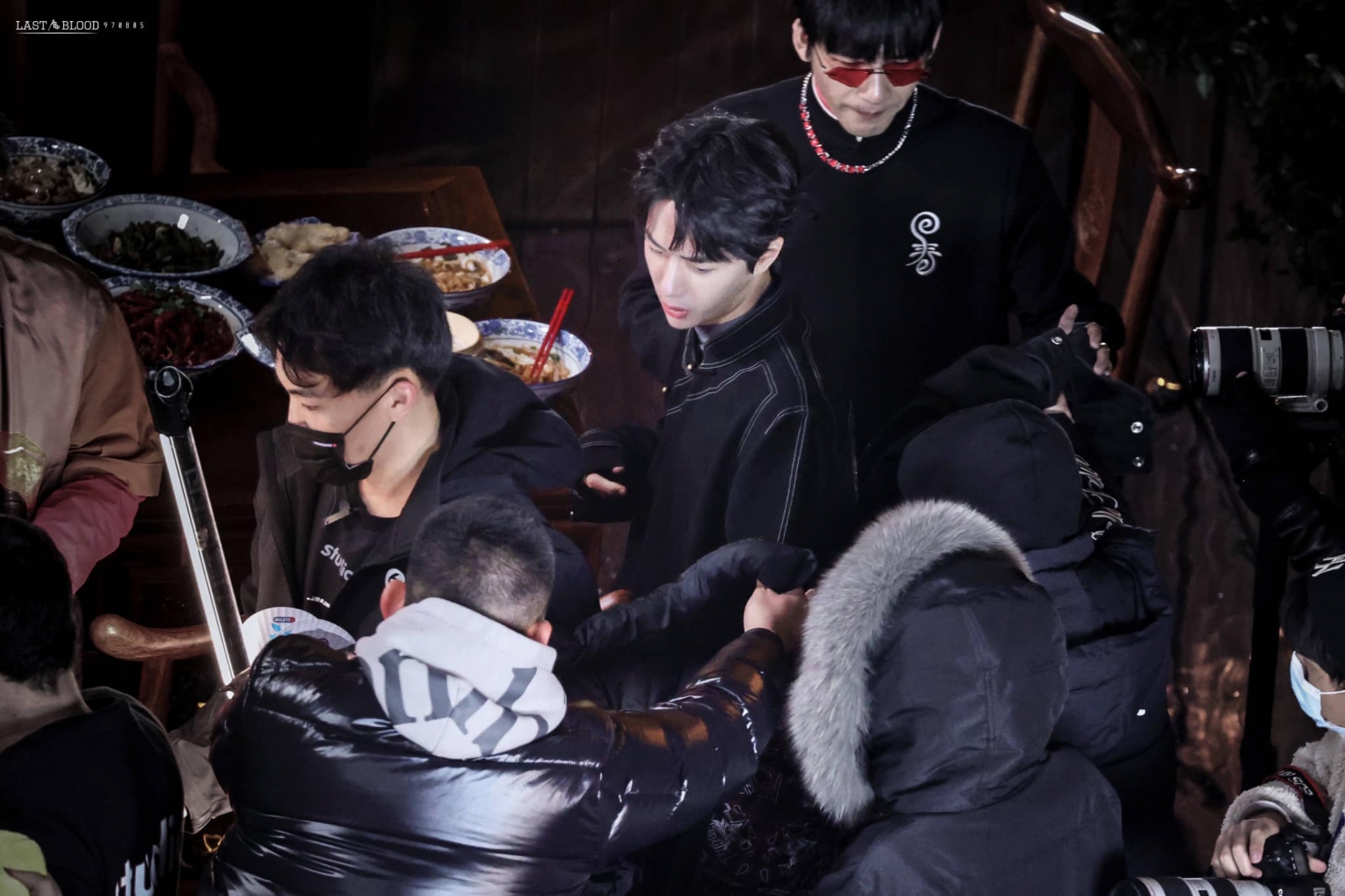 Hình ảnh hậu trường của Vương Nhất Bác trong show Thiên Thiên Hướng Thượng 