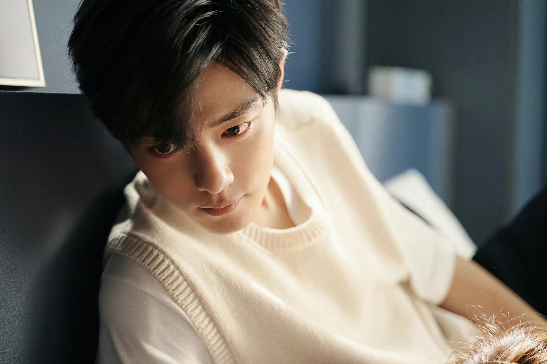 Trước khi phim mới của Tiêu Chiến kết thúc, PLV đăng bài hoài niệm: 'Mặt trời mọc rồi lặn, tháng năm dài đằng đẵng; đúng lúc gặp gỡ nhau, ôm lấy nhau suốt quãng đời còn lại. Cùng chứng kiến niềm hạnh phúc giản đơn của Cố Ngụy.'