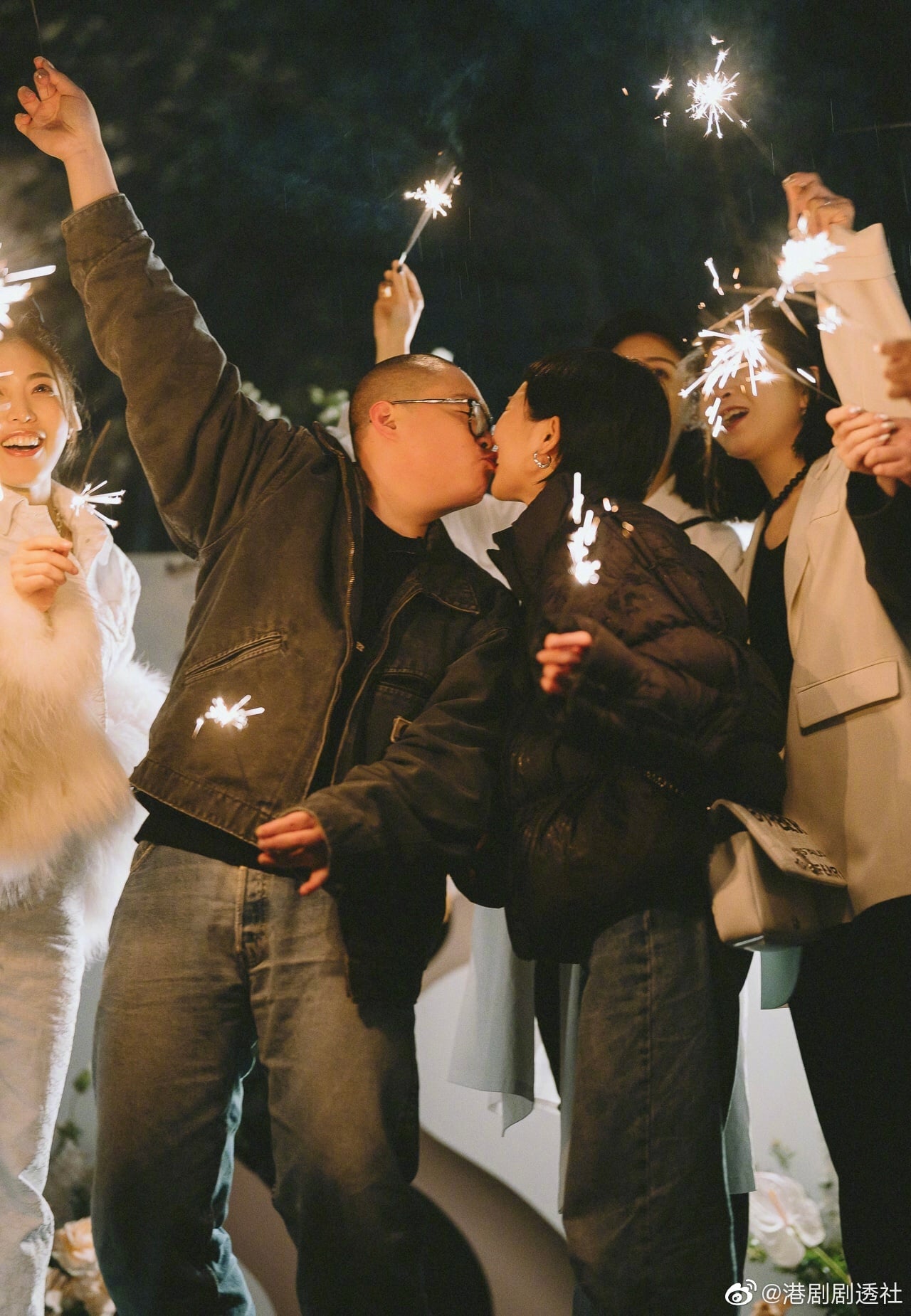 Hác Thiệu Văn đã cầu hôn bạn gái thành công.