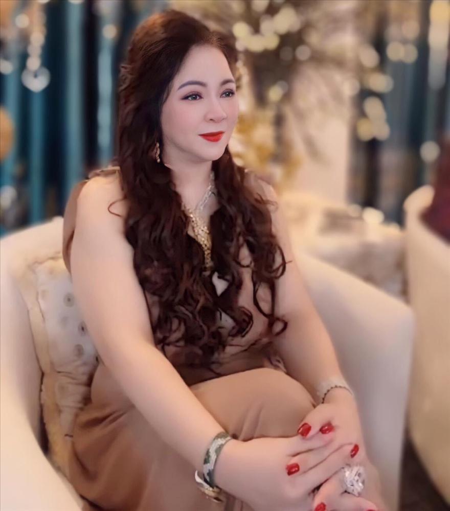 Bà Phương Hằng bị bắt: Chức danh tại Đại Nam liệu có bị thay thế, trong tù có được dùng điện thoại để livestream không? 2 Bà Phương Hằng bị bắt: Chức danh tại Đại Nam liệu có bị thay thế, trong tù có được dùng điện thoại để livestream không? 2