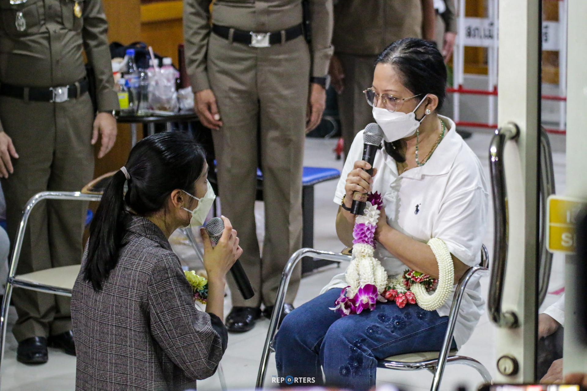 Mẹ của Tangmo Nida cũng từng gây phẫn nộ khi đến cơ quan chức năng gửi đơn hủy bỏ yêu cầu điều tra nguyên nhân cái chết của con gái