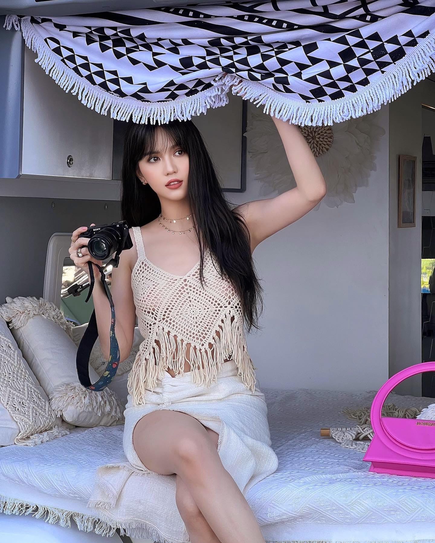 Bên cạnh nhan sắc xinh đẹp, dân tình lại đồn đoán Ngọc Trinh vẫn độc thân và đang có người 'thương nhớ'