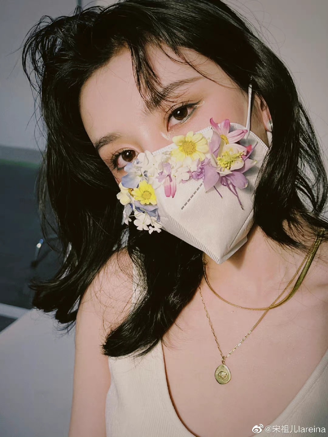 Tống Tổ Nhi đăng tải hình ảnh theo trào lưu khẩu trang hoa