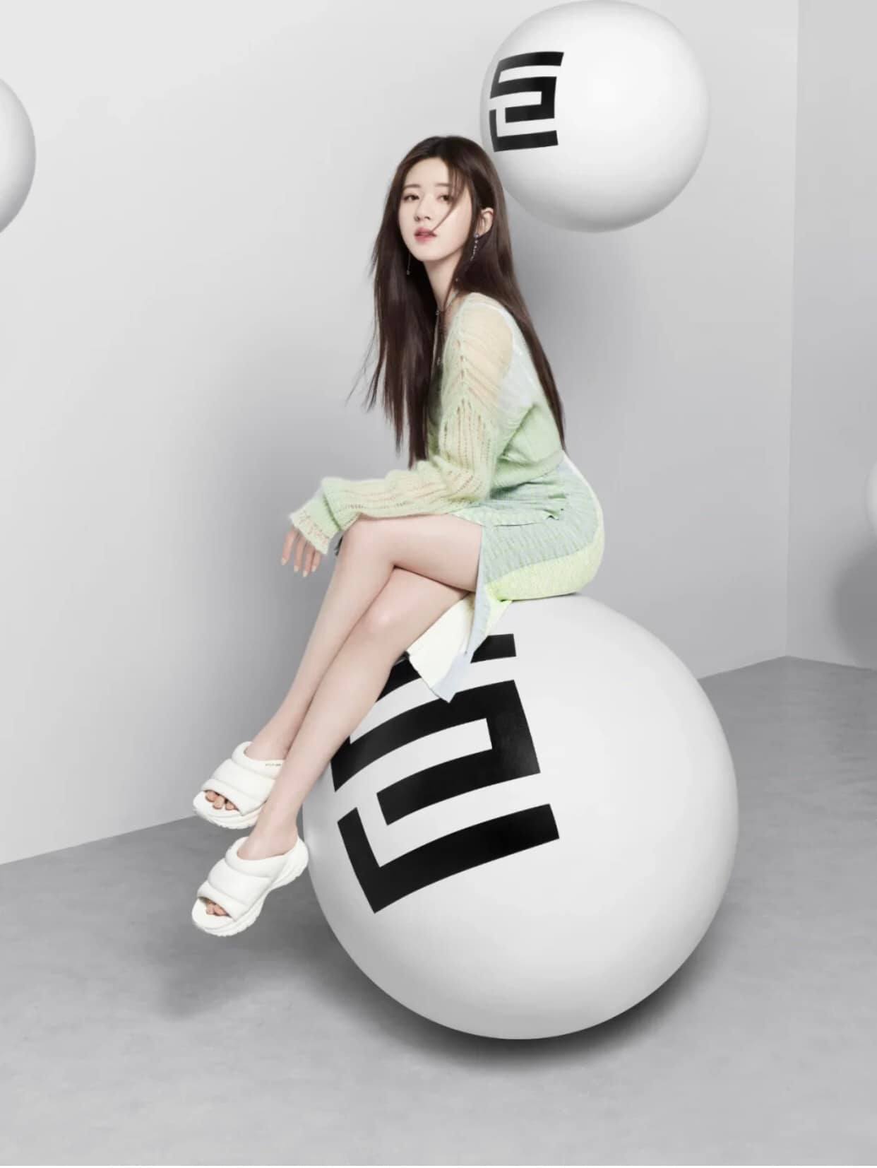 Dưa: Triệu Lộ Tư đang nhận được đãi ngộ tương ứng với một tiểu hoa hàng đầu, dù sao thì những bộ phim đang đợi chiếu đều có chất lượng tốt. Gần đây, cô đã tiếp xúc với một kịch bản phim tiên hiệp đại nữ chủ.