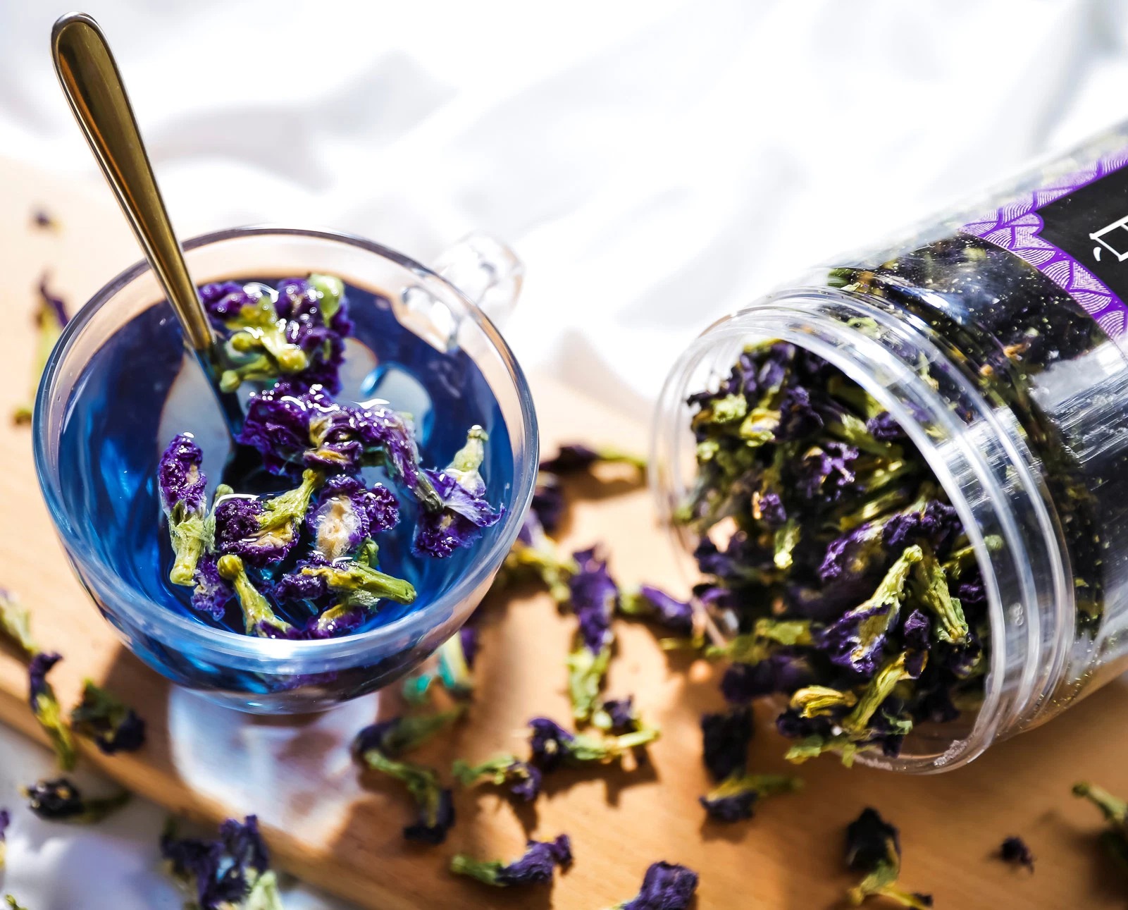 Sử dụng hoa đậu biếc có thể giảm huyết áp, bảo vệ thành mạch, ngừa xơ cứng mạch máu và giảm thuyên tắc máu