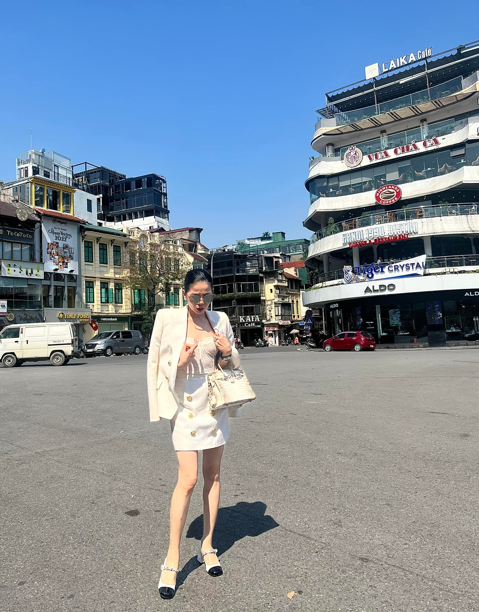 Lệ Quyên đủng đỉnh xuống phố, nhưng 'ô dề' vì khoảnh khắc hớ hênh phụ kiện 'độ loa' này đây! 2 Lệ Quyên đủng đỉnh xuống phố, nhưng 'ô dề' vì khoảnh khắc hớ hênh phụ kiện 'độ loa' này đây! 2
