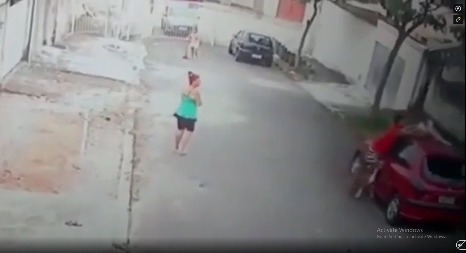 Nam thanh niên này đã bế em bé lên nóc xe ô tô đậu gần đó