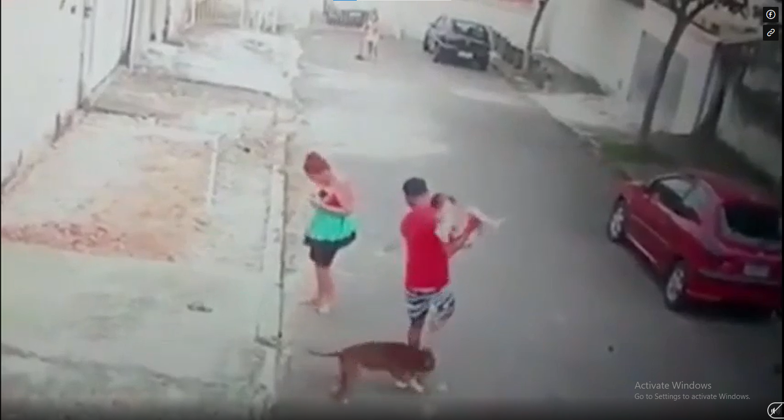 Nhận thấy tình huống nguy hiểm, một thanh niên áo đỏ đã ra giải cứu