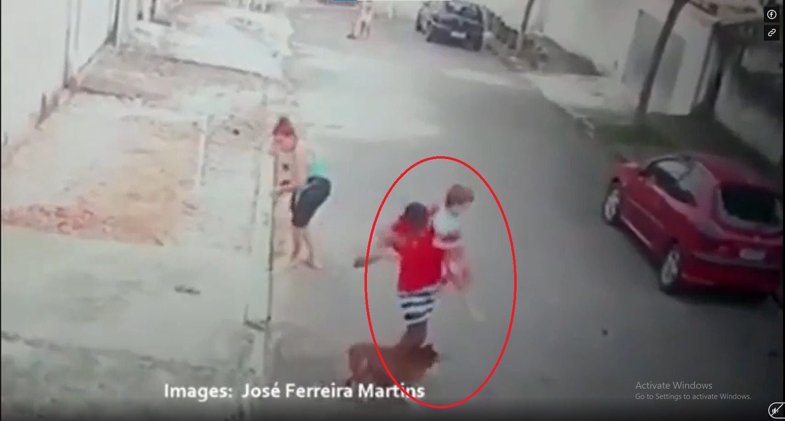 CCTV ghi lại một bé trai tầm 5 tuổi liên tục bị chú chó Pitbull vồ vập cắn vào chân