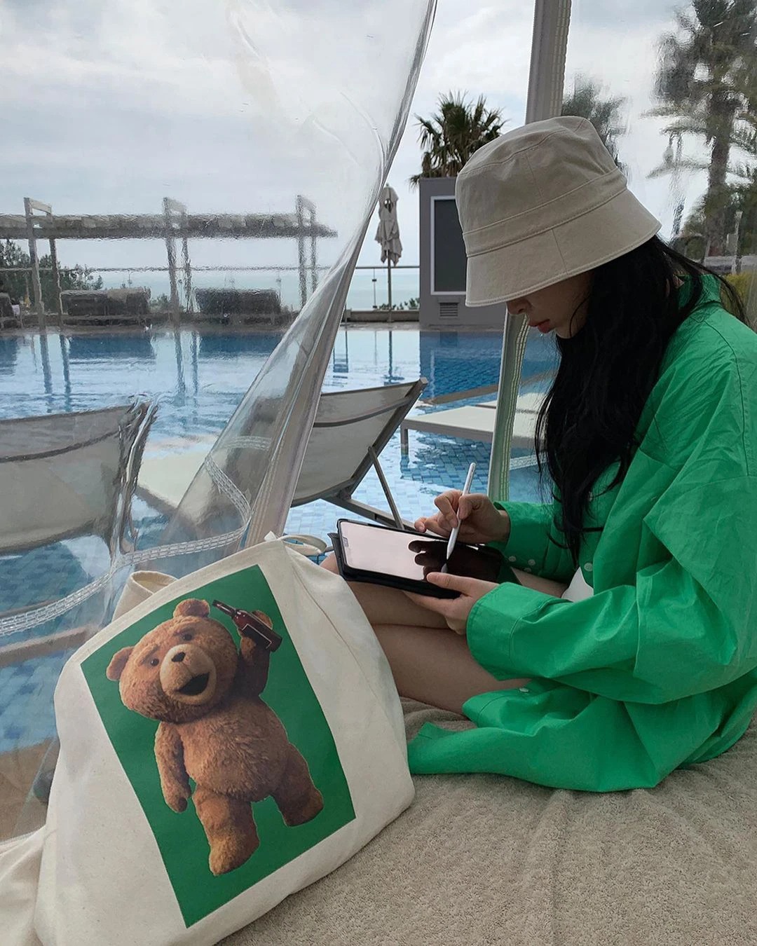 Làng thời trang chứng kiến màn đổ bộ của những món đồ màu xanh lá Làng thời trang chứng kiến màn đổ bộ của những món đồ màu xanh lá