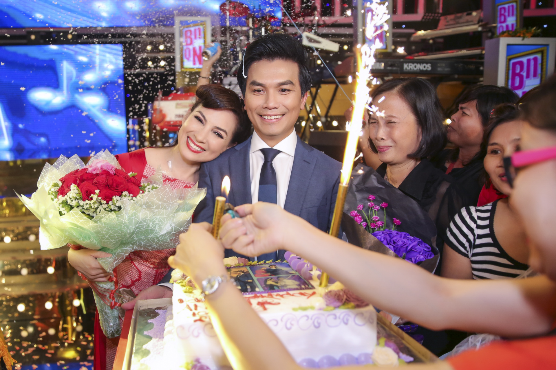 Mạnh Quỳnh hiện đã có mặt tại Việt Nam để tri âm 'người tình sân khấu'