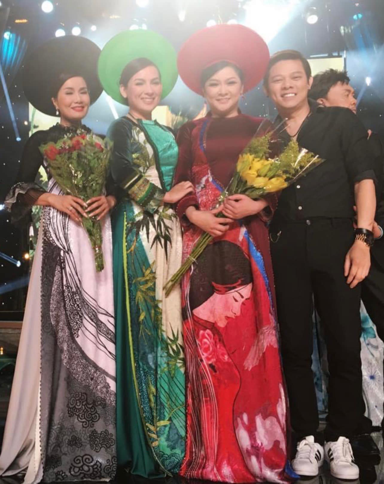 Wendy Phạm chia buồn với gia quyến kèm hình ảnh Phi Nhung cùng cặp chị em Như Quỳnh - Tường Khuê tại hậu trường một show diễn