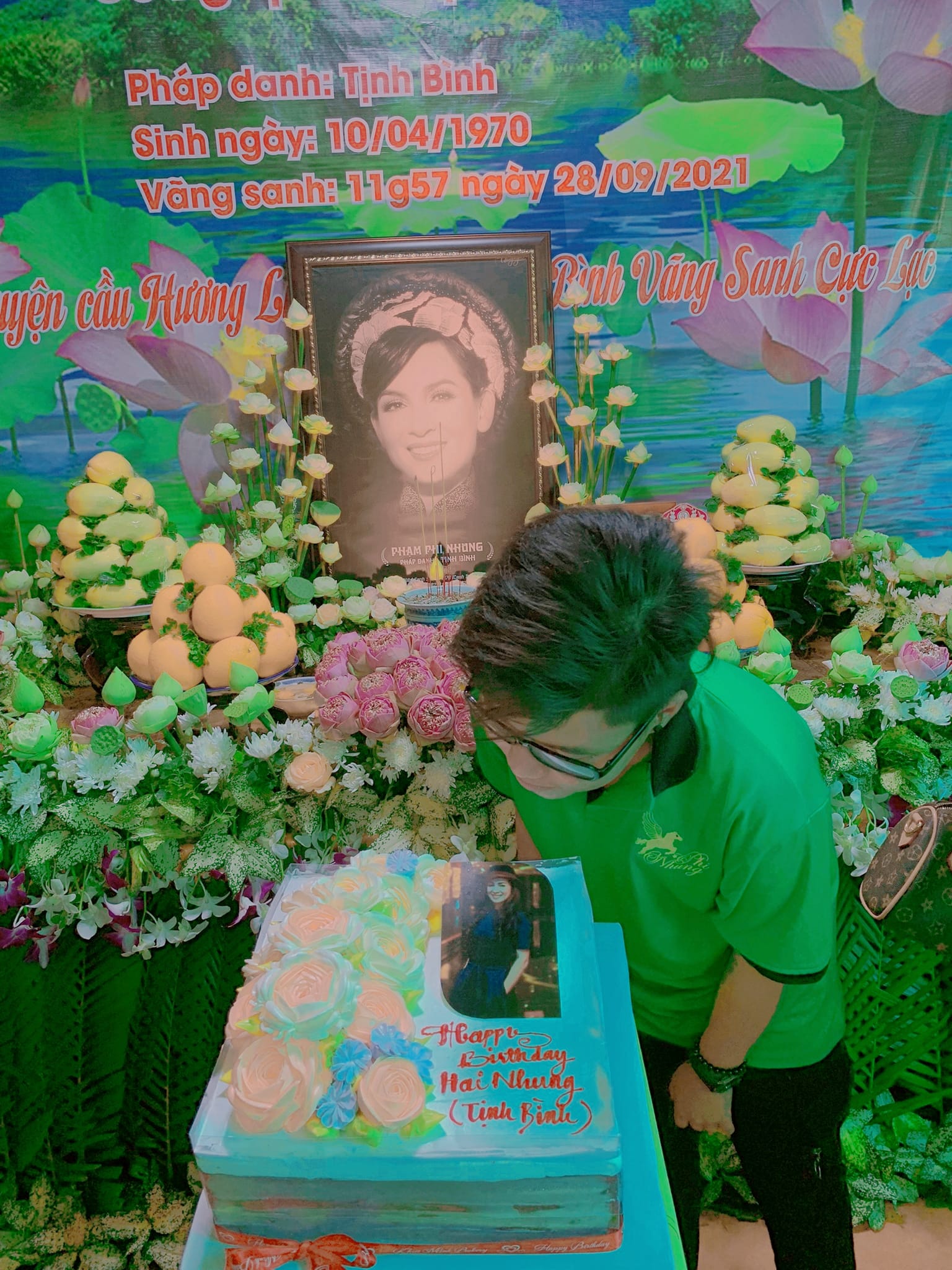 Trên mạng xã hội, người thân, bạn bè của cố ca sĩ đều có những hành động đặc biệt mừng sinh nhật lần thứ 52 của Phi Nhung