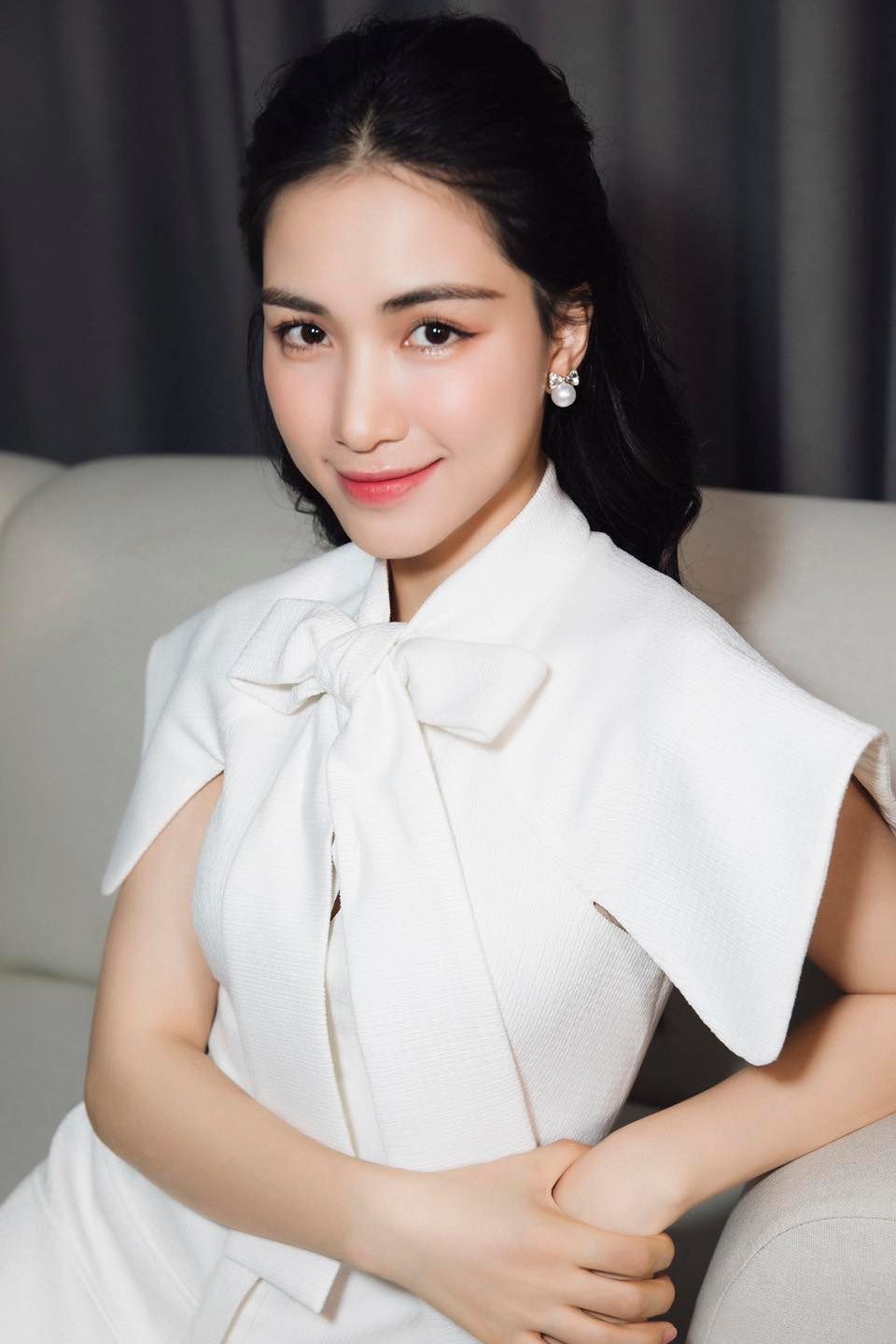 Bạn trai Hòa Minzy 'thoát kén' ngỡ ngàng sau tan vỡ, lộ diện bên cô gái lạ khiến dân tình truy lùng danh tính - Ảnh 1