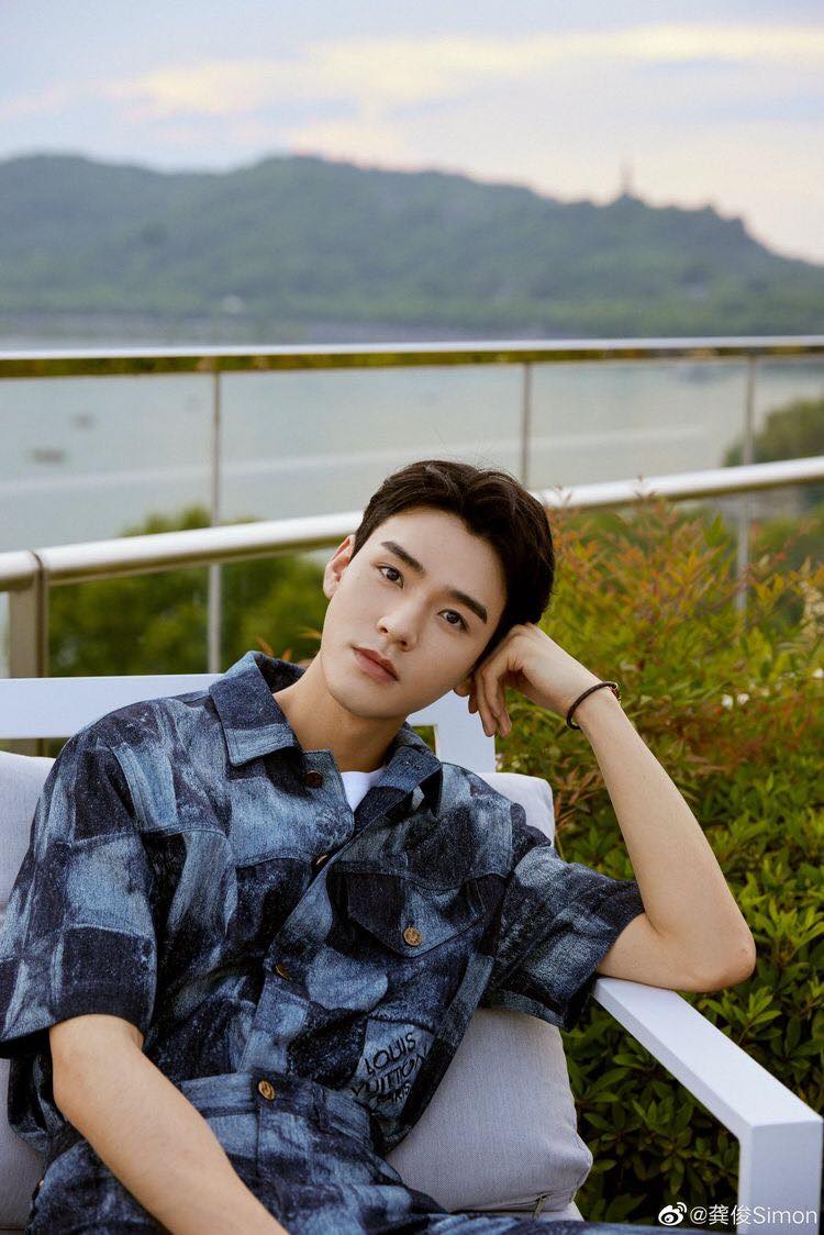 Dưa: Dạo này Cung Tuấn đang khẩn trương dập tắt những tin hắc liên quan đến anh. Anh bị người ta theo dõi rất chặt, làm gì cũng phải cẩn trọng. Đoàn đội của anh cũng dồn hết tâm trí, hằng ngày theo dõi tình hình trên mạng xã hội để tránh có thêm tin đồn nào làm ảnh hưởng đến danh tiếng của anh.