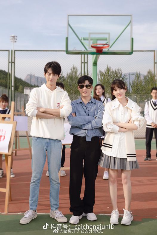 Ảnh chụp Tiêu Chiến tại địa điểm ghi hình cho MV ca khúc Mùa hạ đẹp nhất 