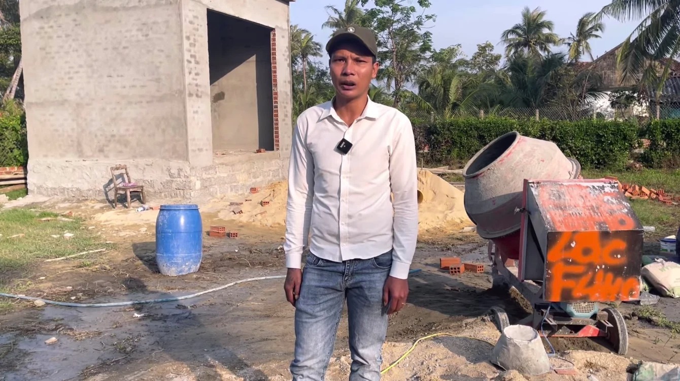 Lộc Fuho sinh ra trong một gia đình nghèo khó, anh chật vật mưu sinh ngay từ khi còn rất nhỏ