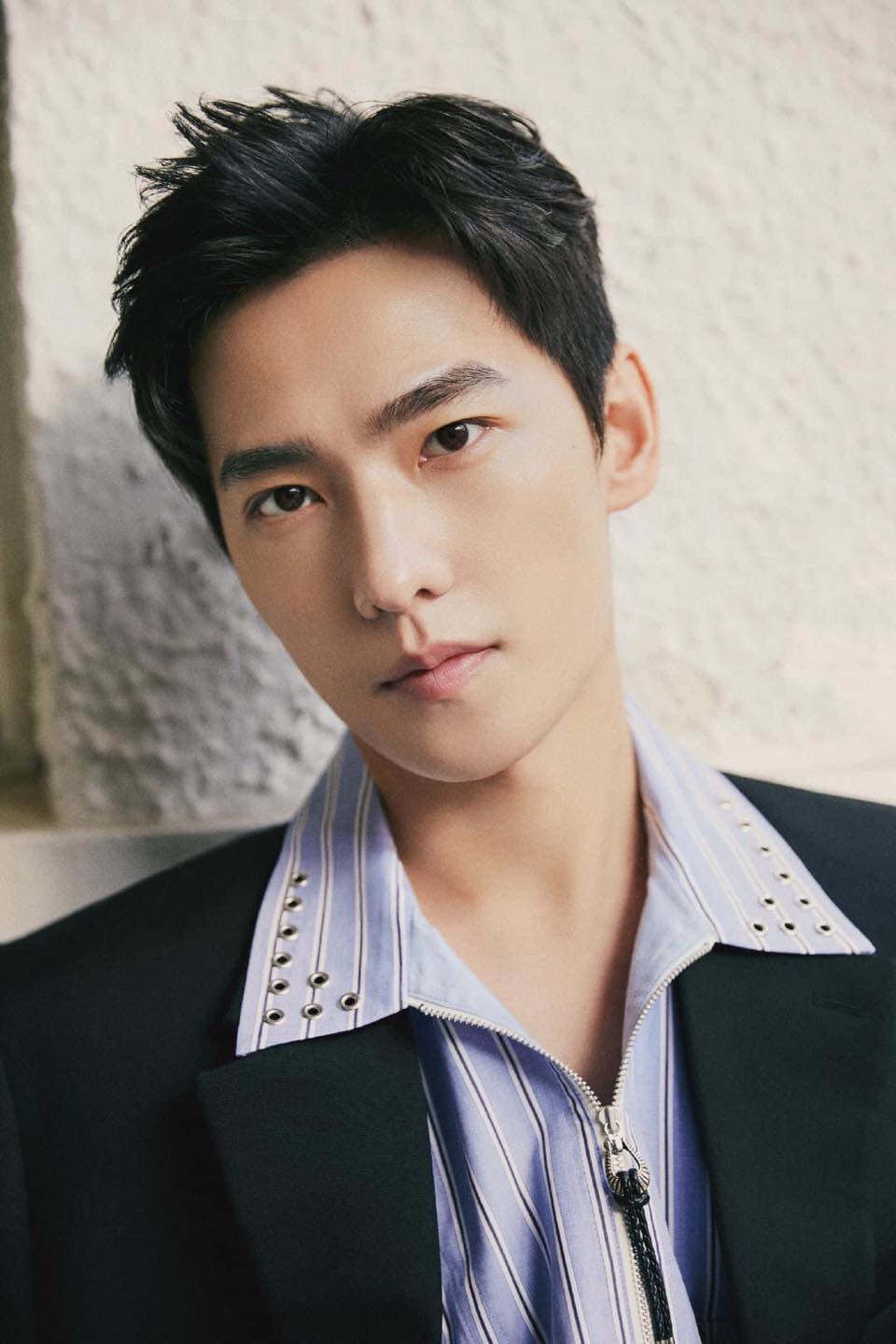 Dưa: Người trong nghề không xem trọng bộ phim Thả Thí Thiên Hạ của Dương Dương và Triệu Lộ Tư, đánh giá chỉ ở mức phim rẻ tiền, đoàn phim cũng đã bắt đầu thả thuỷ quân