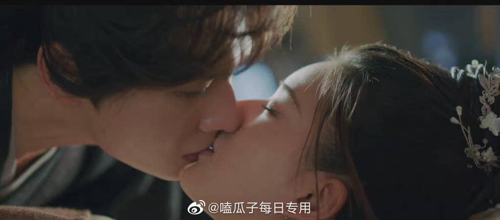 Cảnh hôn của Dương Dương và Triệu Lộ Tư trong “Tranh Thiên Hạ” gây sốt Weibo