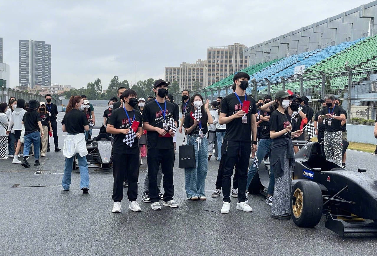 Phim mới do đài Hồ nam sản xuất 'Nghịch lý tốc độ' đã chính thức khai máy tại Quảng đông vào hôm qua. Diễn viên: Kha Giai Yến, Trạch Tử Lộ, Lý Thù Hàm, Trần Mễ Kỳ, Trịnh Hy Di, Trần Bằng Vạn Lý