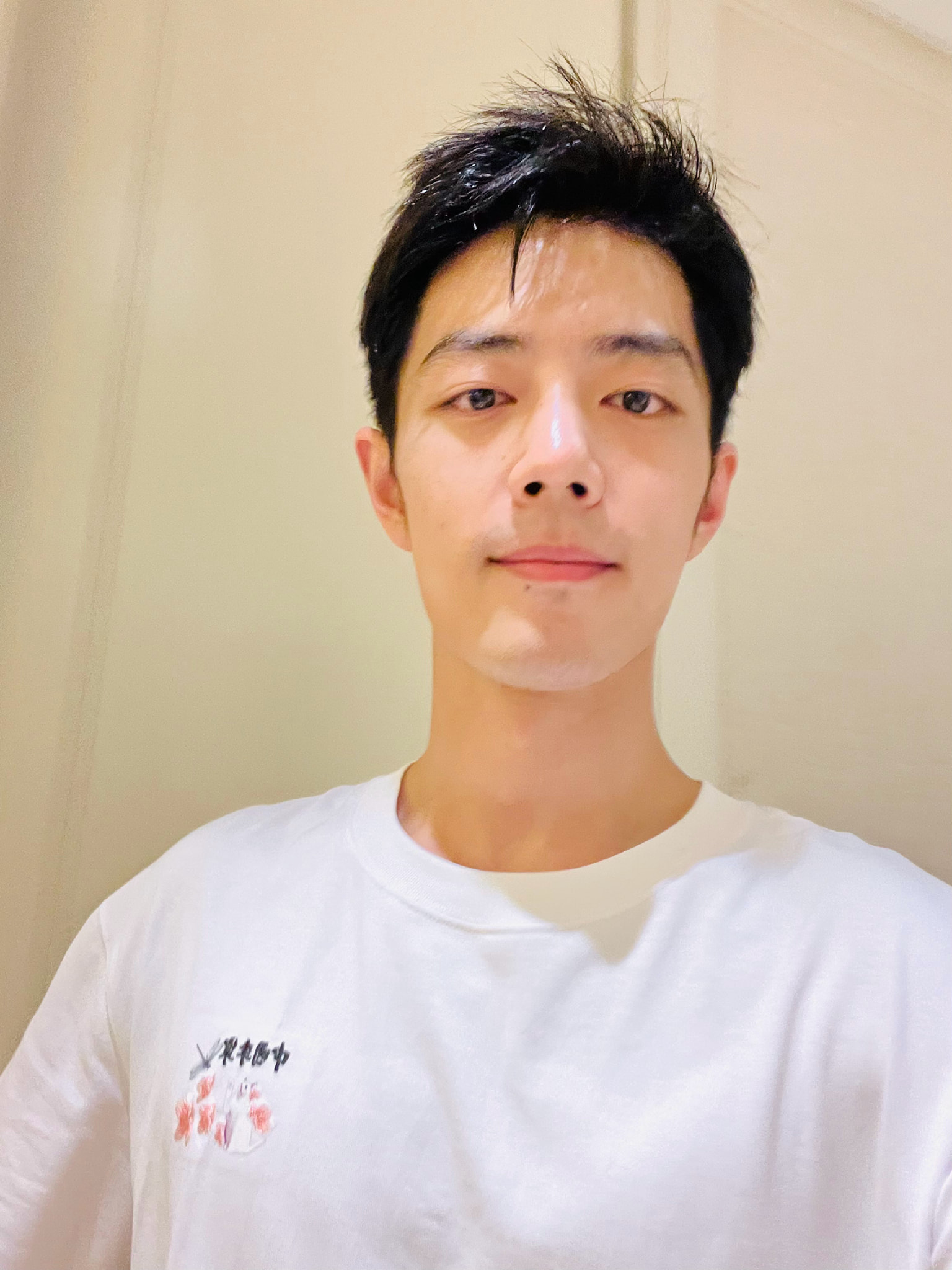 Hôm nay, Tiêu Chiến cập nhật Weibo khoe hình ảnh chụp cận mặt