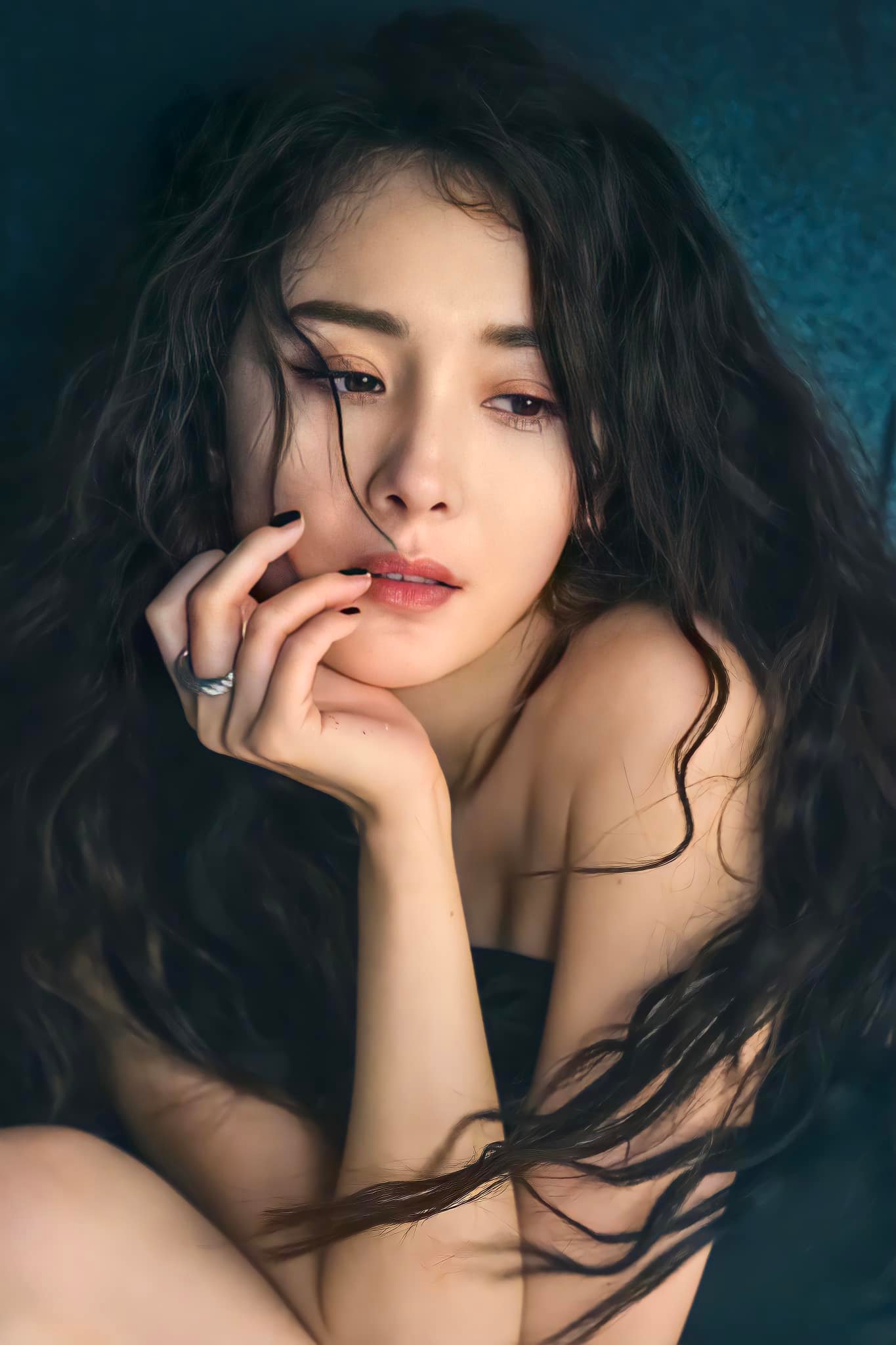 Dưa: Bộ tiếp theo của Dương Mịch vẫn chưa đàm phán xong, hiện tại cô ấy không có nhiều tài nguyên phim ảnh. Bộ Kiểu Tàng không tìm được nam chính, nhà đầu tư mất hứng nên căn bản là không thể khởi quay được.