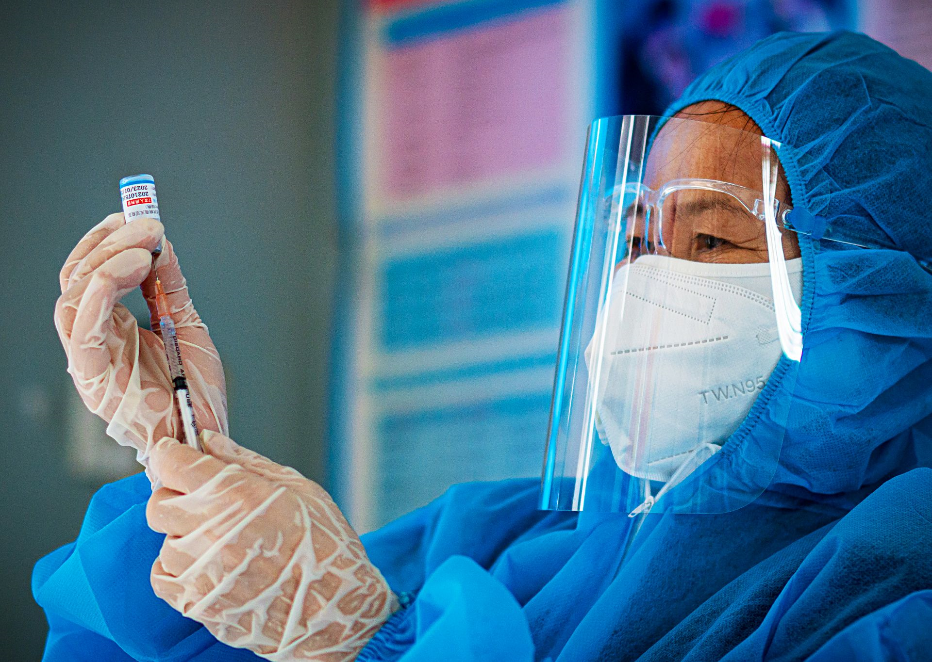 TP HCM tiêm vaccine phòng COVID-19 cho trẻ ở độ tuổi từ 5-12 theo nguyên tắc tiêm theo lứa tuổi giảm dần và tùy theo tiến độ cung ứng vaccine của Bộ Y tế