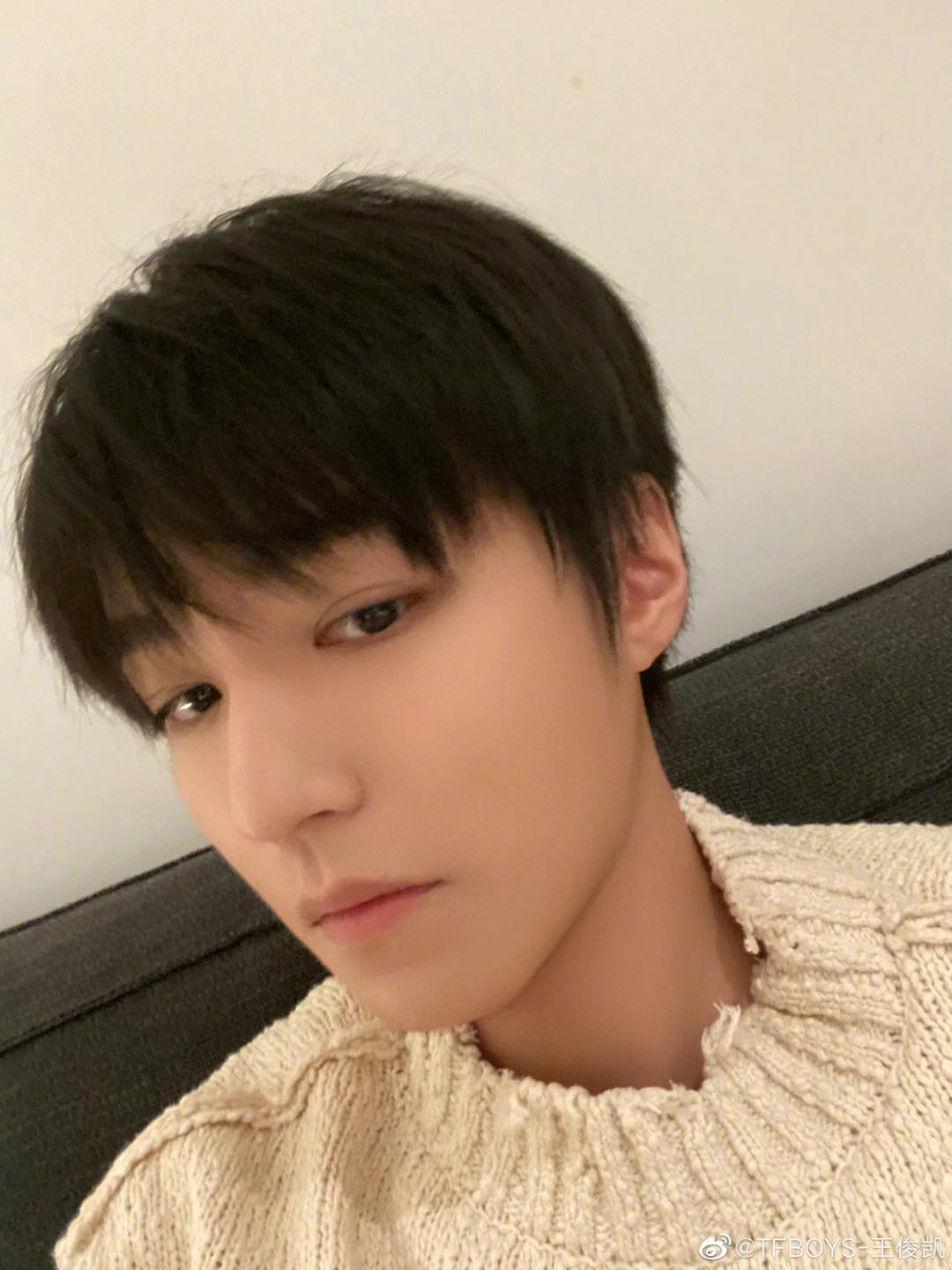 Hôm nay, Vương Tuấn Khải đã cập nhật  weibo khoe khoảnh khắc sống ảo