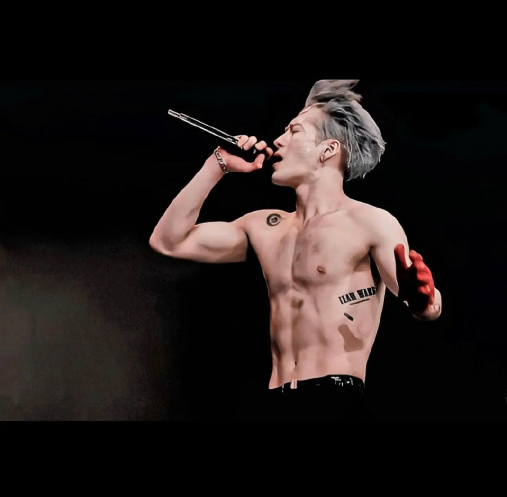 Loạt ảnh Vương Gia Nhĩ tham gia Coachella 2022 đang khiến mạng xã hội dậy sóng. Ai nấy đều phát sốt trước body cực phẩm của nam ca sĩ.