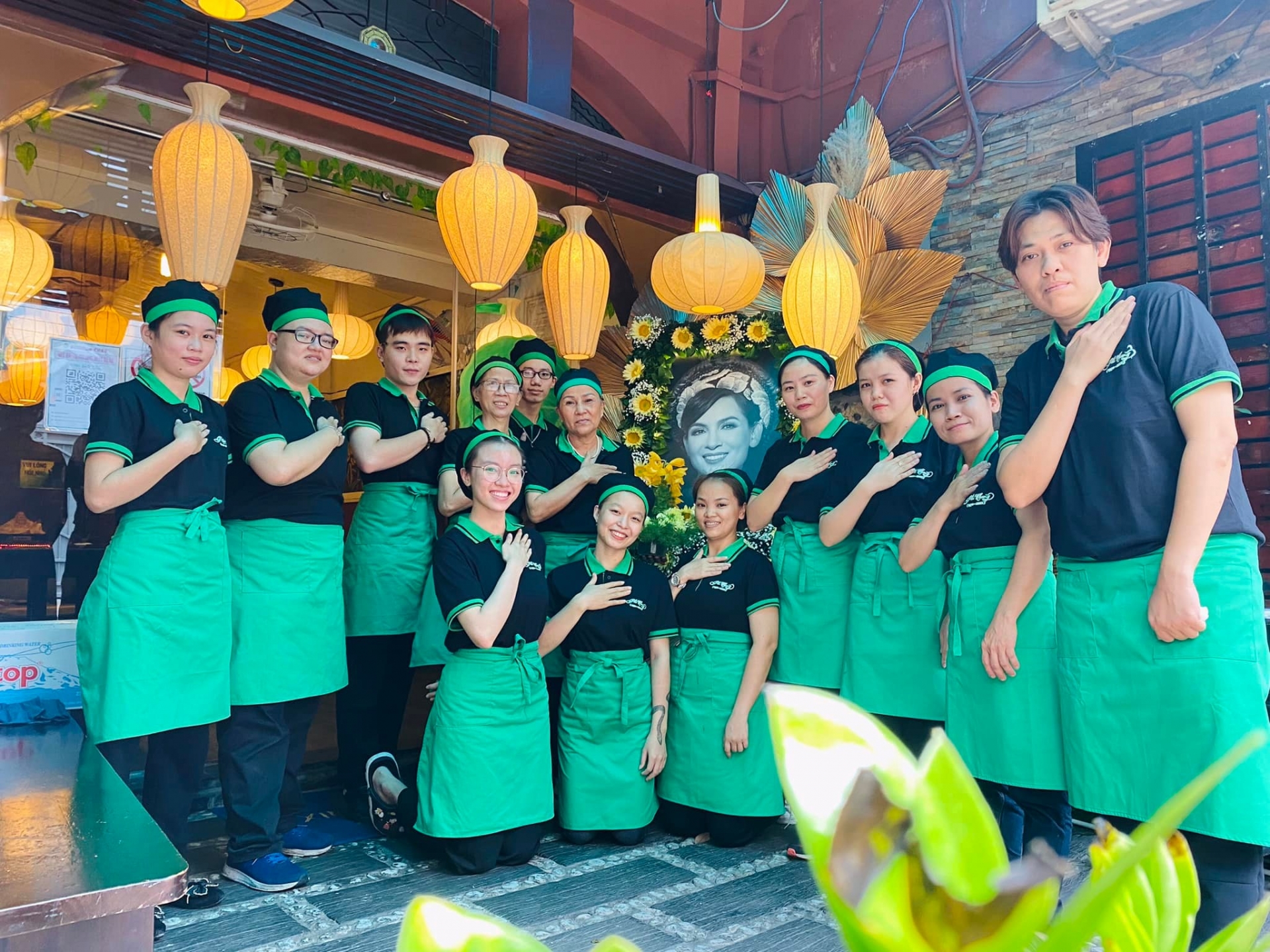 Nghẹn ngào hình ảnh mới tại quán chay Phi Nhung, khoảnh khắc ý nghĩa gây xót thương vô hạn - Ảnh 2