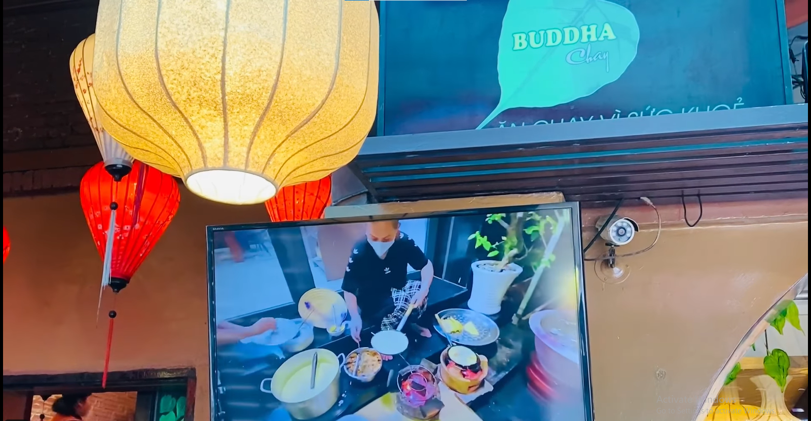 Màn hình tivi phát lại đoạn clip cố ca sĩ Phi Nhung tự tay xuống bếp nấu nướng khiến người hâm mộ xót xa