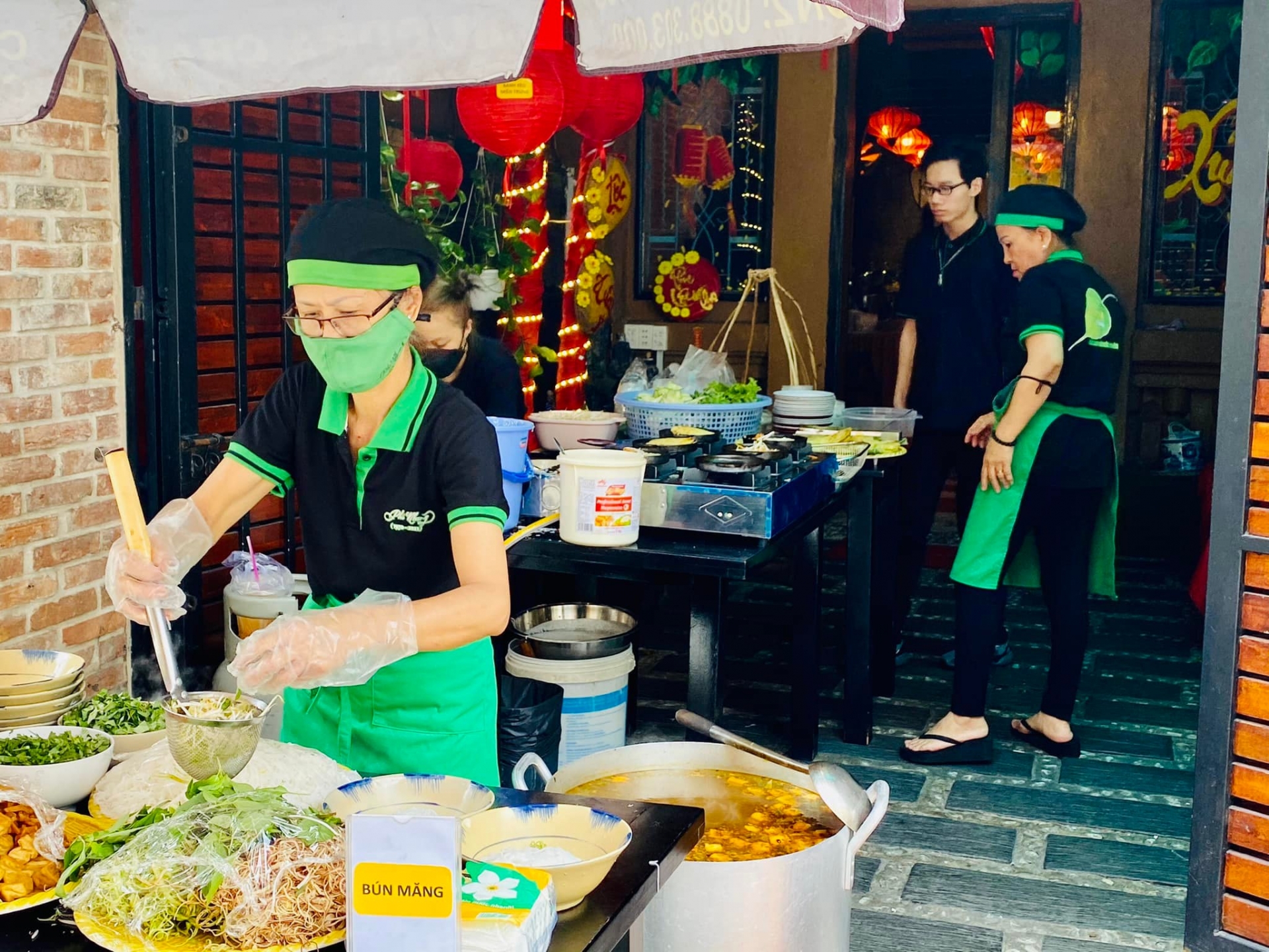 Quán chay của Phi Nhung tổ chức ăn buffet miễn phí