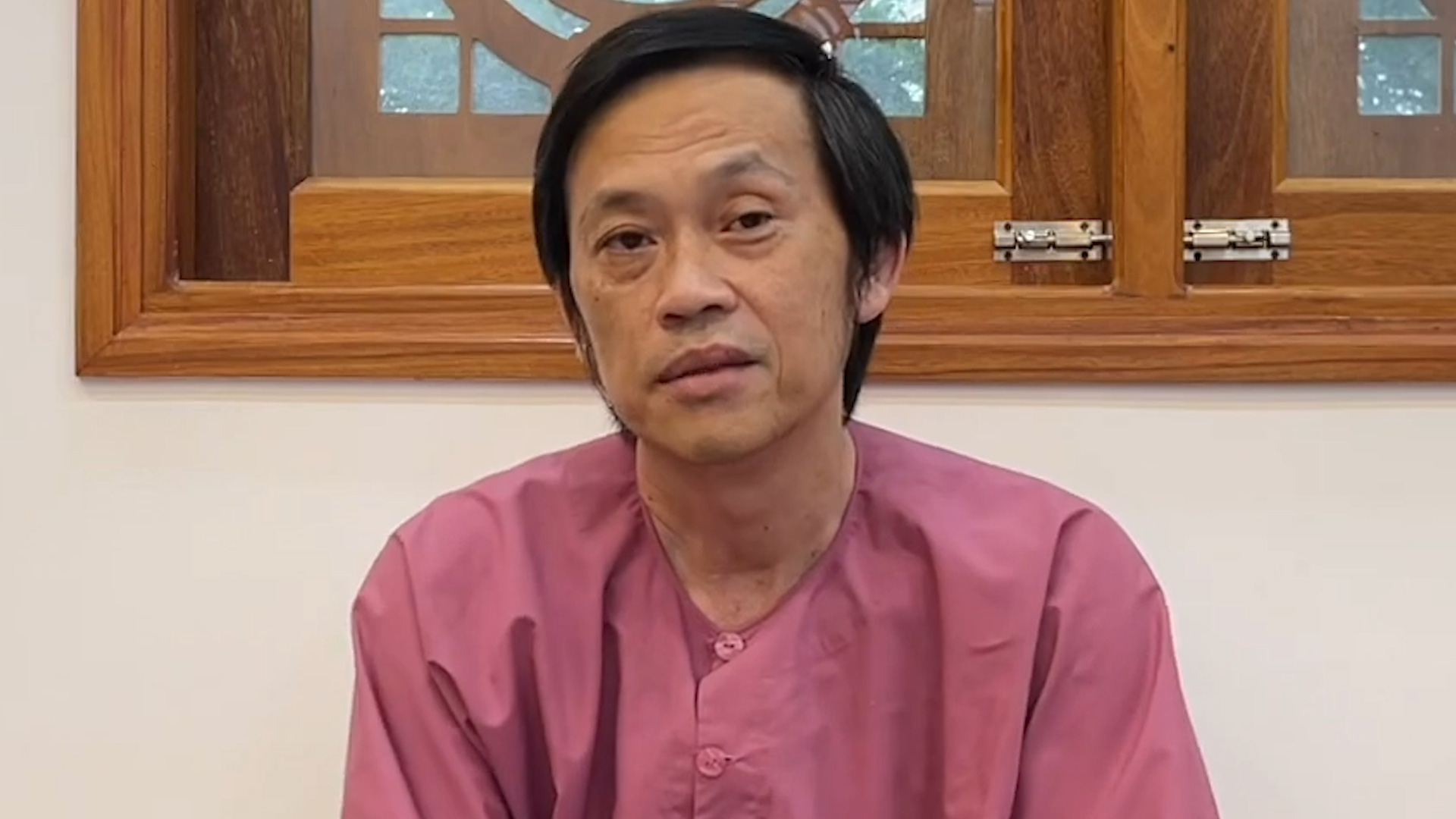 Dân tình 'giật mình thon thót' khi phát giác điểm chung chấn động giữa Hiền Hồ - Hoài Linh 2 Dân tình 'giật mình thon thót' khi phát giác điểm chung chấn động giữa Hiền Hồ - Hoài Linh 2