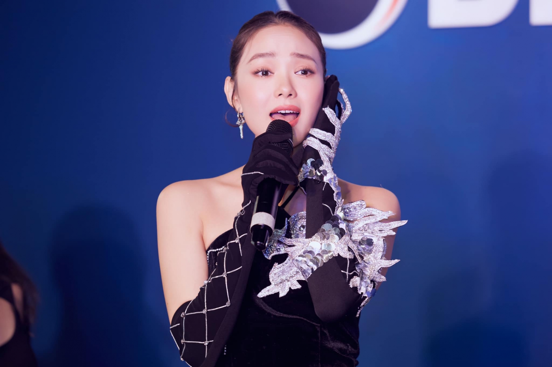 Sau khi đeo lên tay chiếc nhẫn cầu hôn, Minh Hằng đã thoải mái hơn trong việc chia sẻ chuyện tình cảm