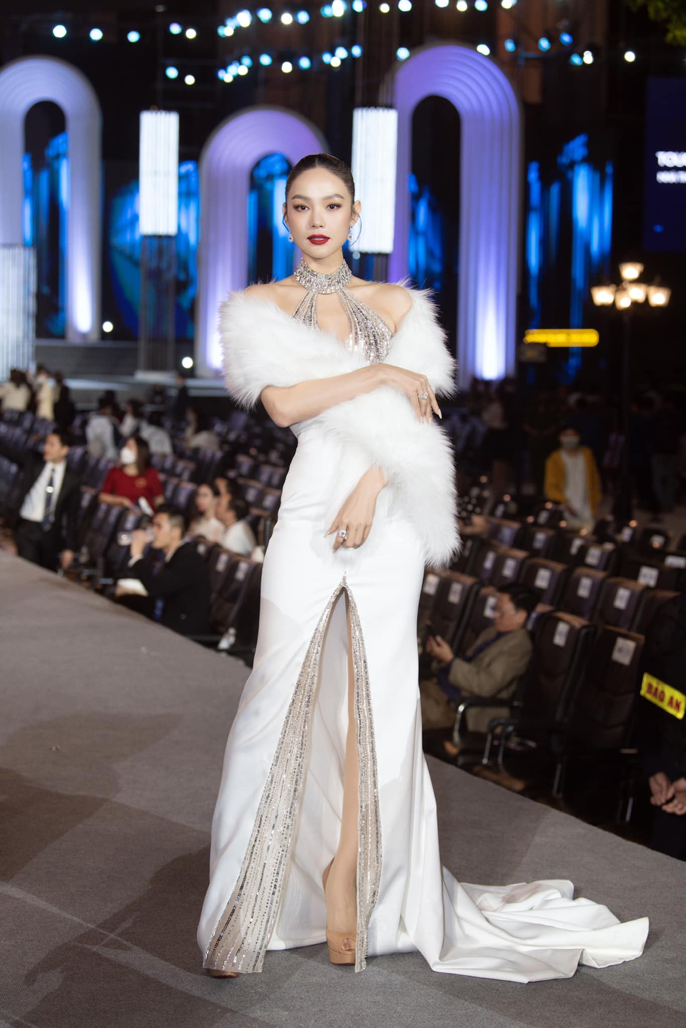 Minh Hằng tiết lộ sẽ thay ít váy cưới vì chú tâm vào chất lượng