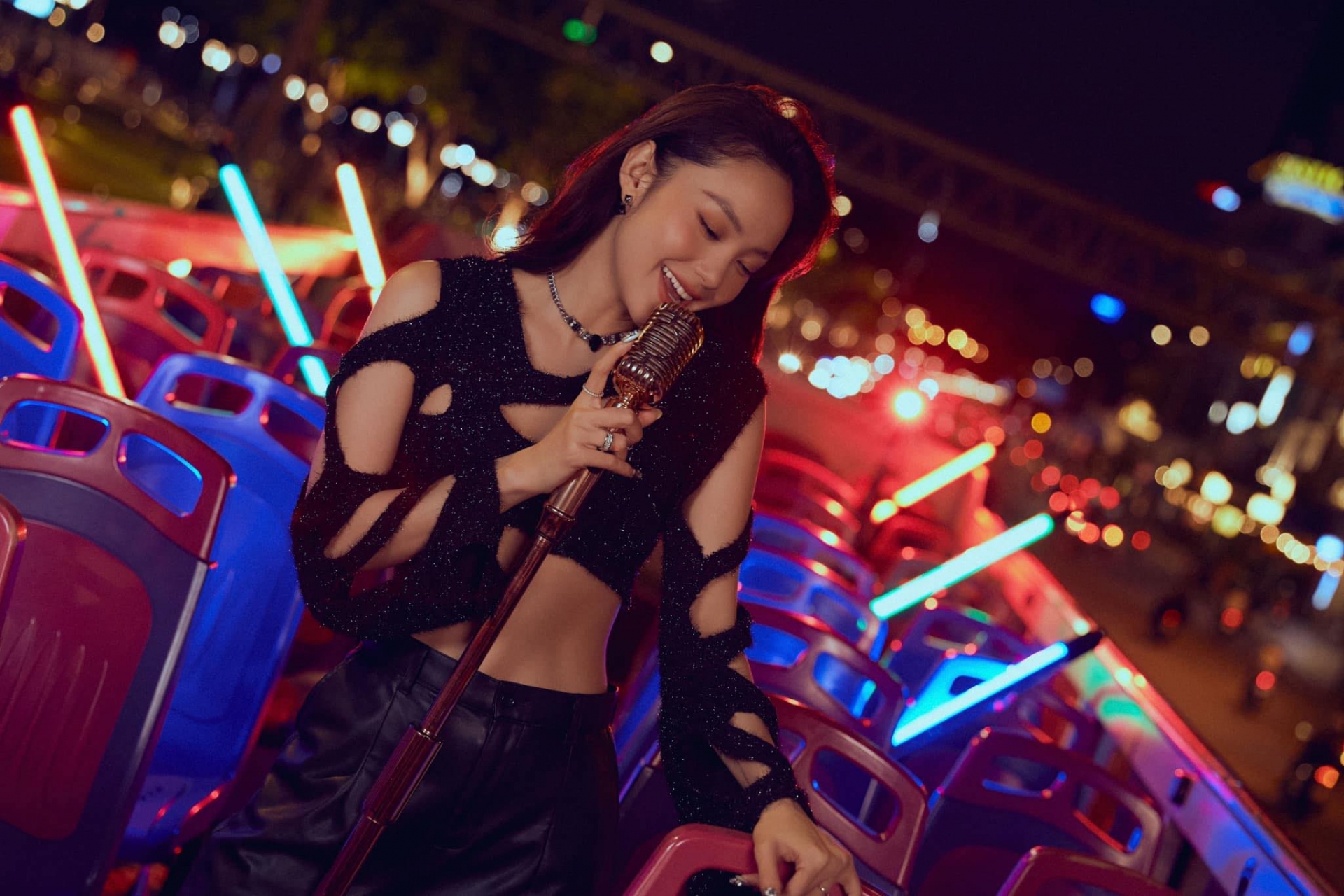 Dù lập gia đình, Minh Hằng vẫn tiếp tục làm việc, thực hiện những dự án nghệ thuật mà mình đặt ra