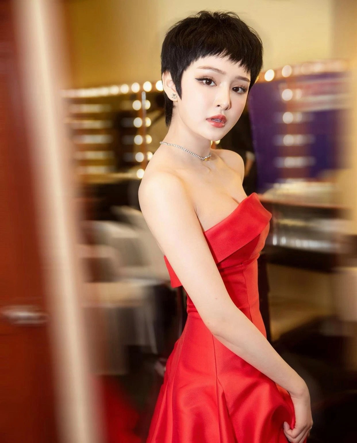 Hiền Hồ trở thành cái tên gây bão dư luận vì ồn ào cặp kè đại gia U60