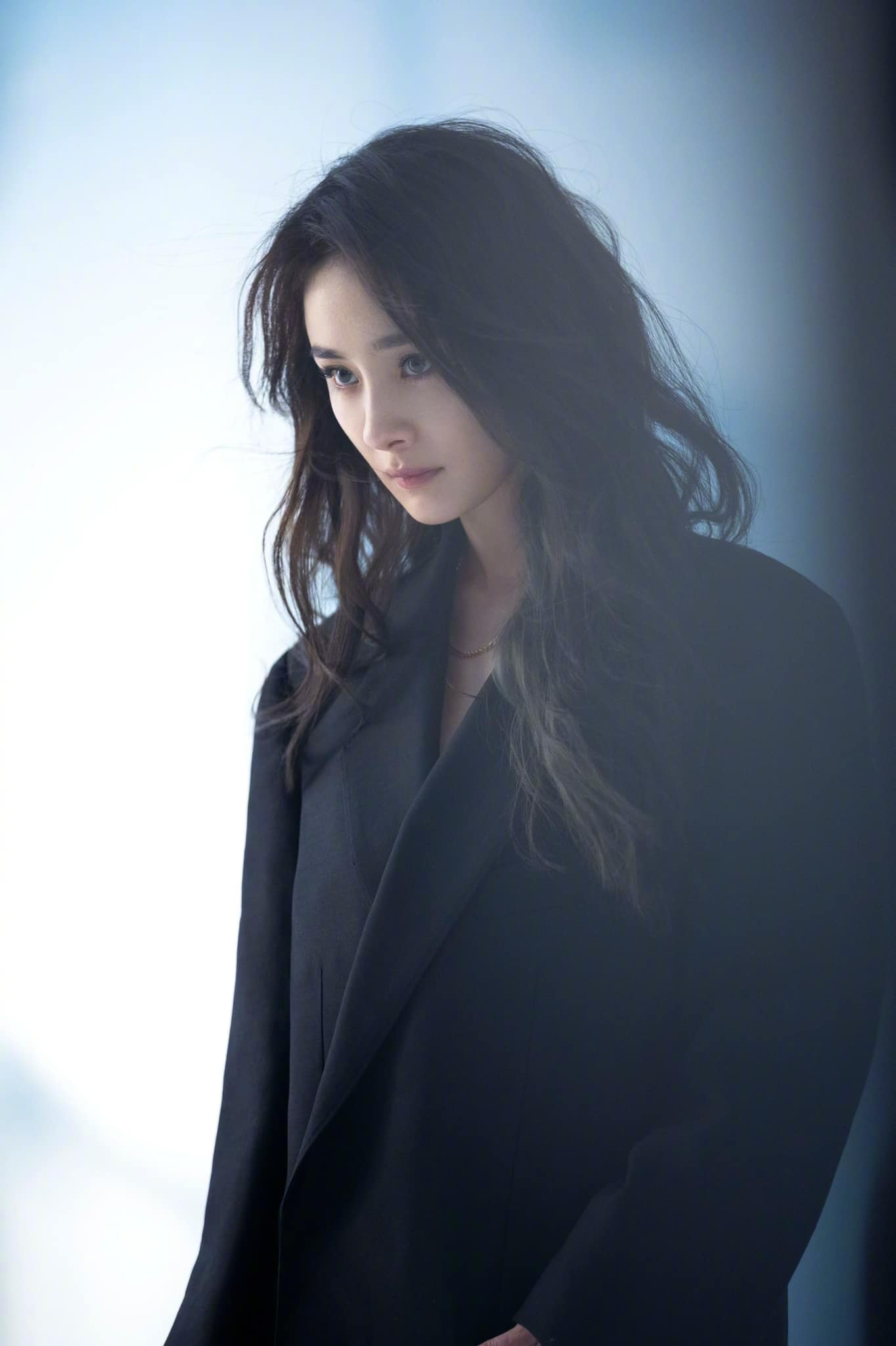 Dưa: Dương Mịch dạo này đang nghỉ ngơi một chút. Bộ phim Định luật tình yêu 80/20 do cô và Hứa Khải diễn chính sẽ lên sóng đúng thời gian dự định. Nếu không có gì thay đổi thi tháng sau cô sẽ vào đoàn phim quay một bộ phim hiện đại. 