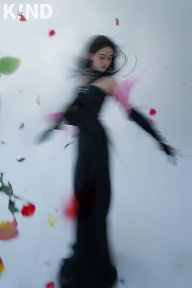 Cổ Lực Na Trát mang đến tạo hình dịu dàng, đẹp như cổ tích trên bìa tạp chí