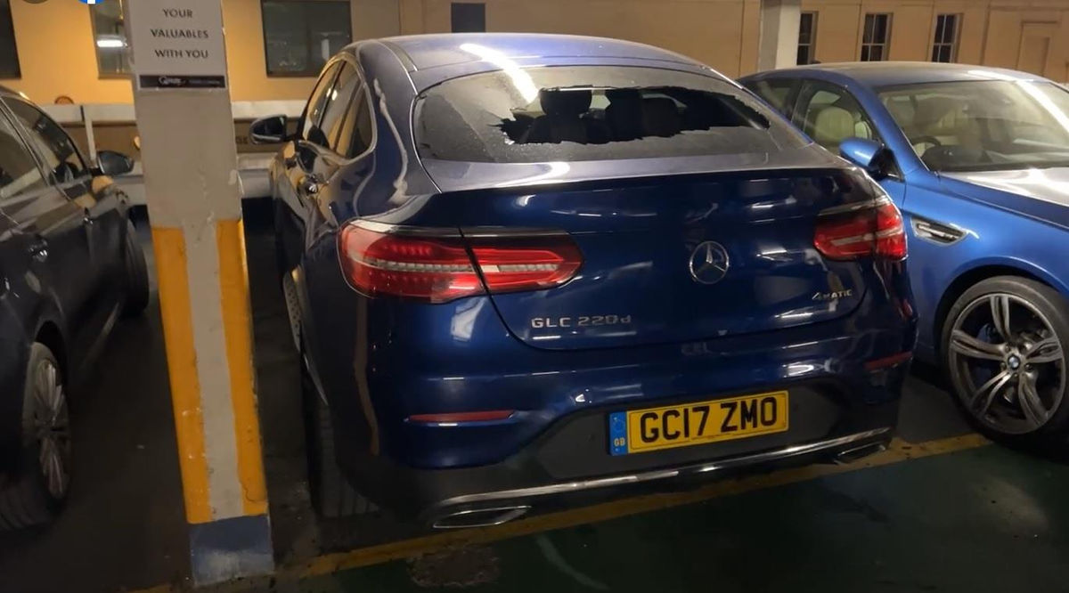 Tuấn Hưng bị kẻ xấu đập vỡ kính xe ôtô lấy sạch loạt đồ hiệu mua tặng bà xã