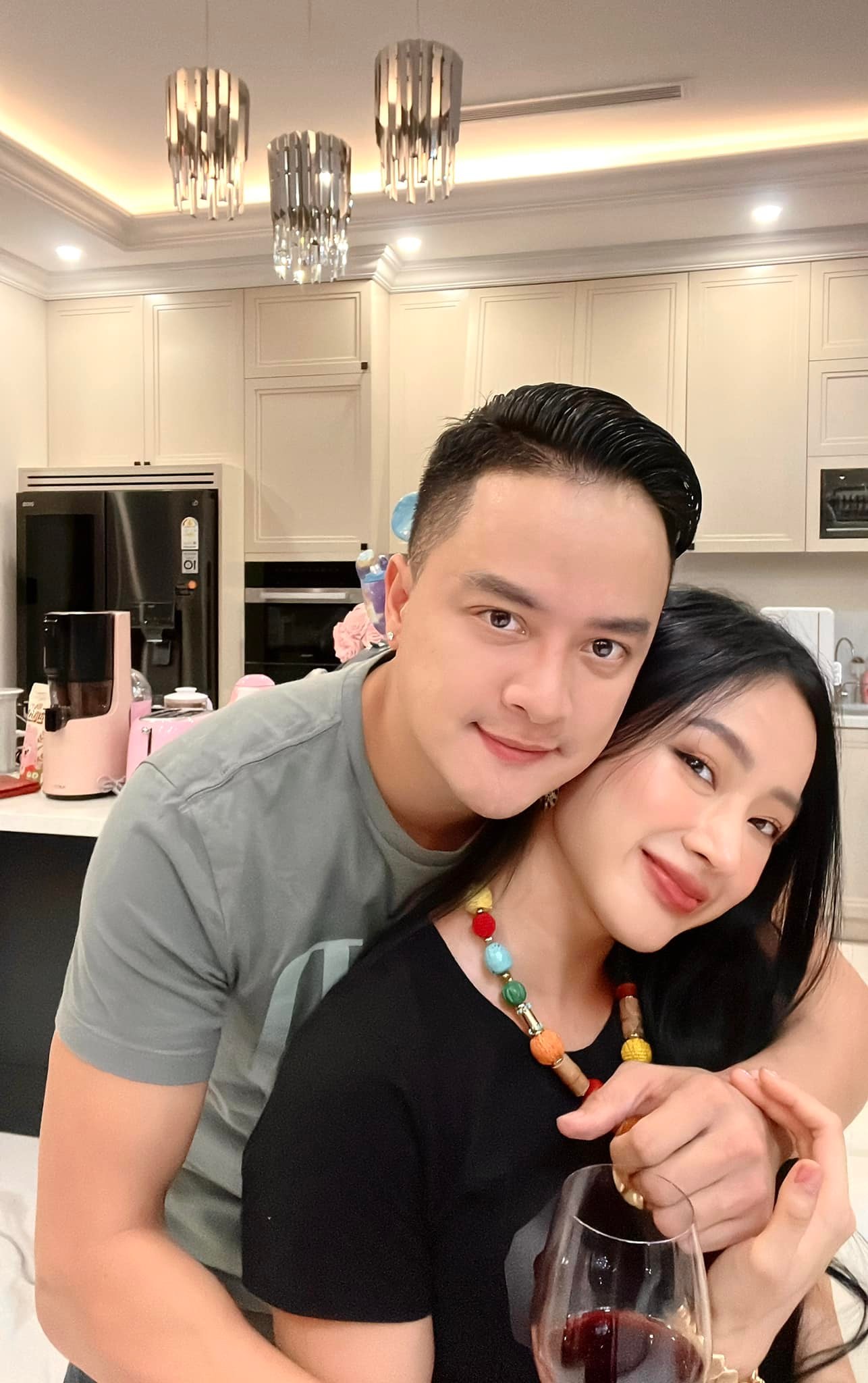 Cặp đôi có những cử chỉ vô cùng gần gũi, thân mật như 'chưa hề có cuộc chia ly'