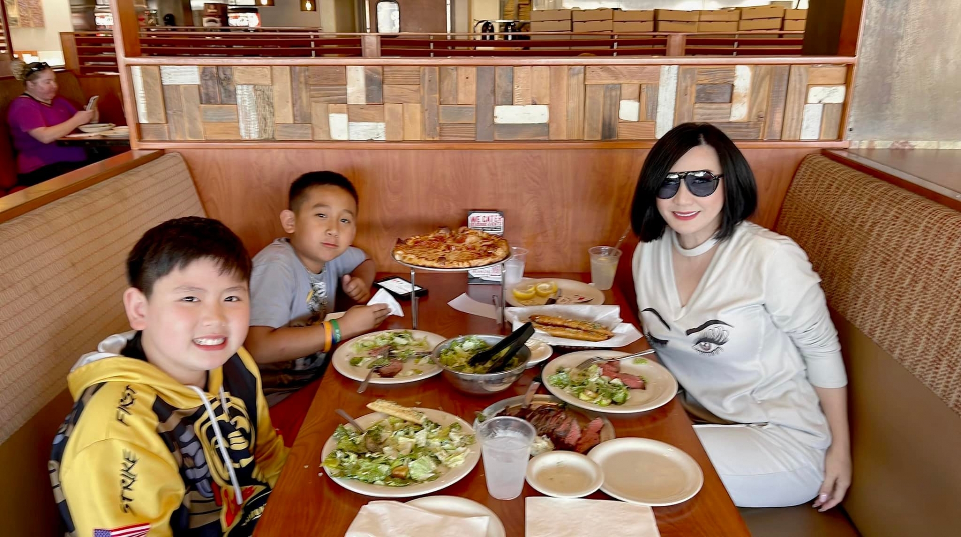 Trizzie Phương Trinh và cháu ngoại Phi Nhung vô cùng gần gũi