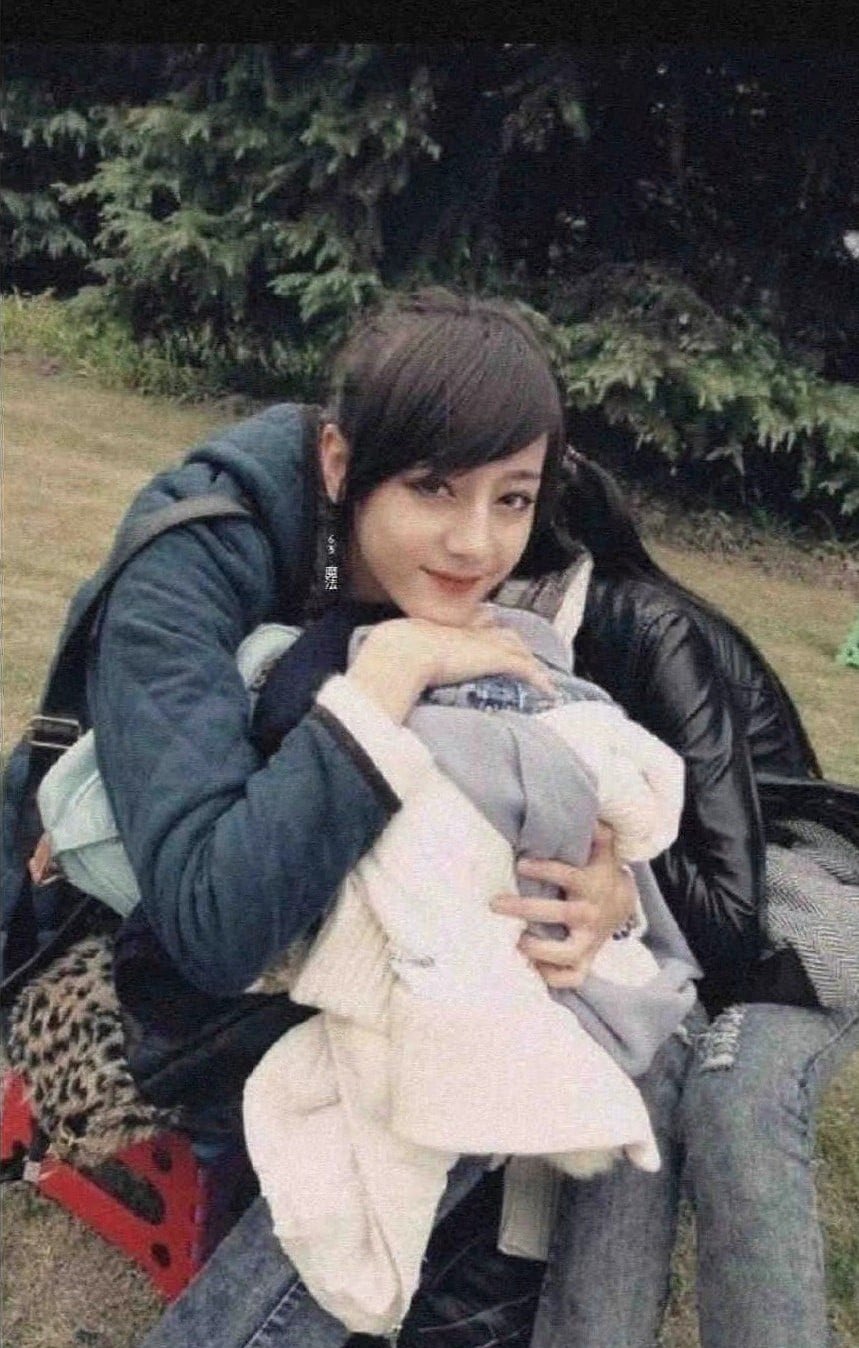 Bức ảnh thời học sinh của Địch Lệ Nhiệt Ba bỗng hot trở lại