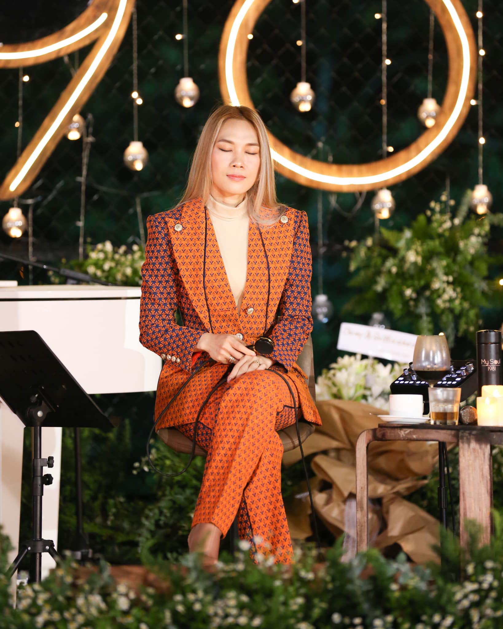 Khen Mỹ Tâm 'IQ vô cực' đúng không ngoa: Muốn nhìn rõ mặt khán giả, nữ ca sĩ có yêu cầu khiến hậu đài 'đứng hình' - Ảnh 2