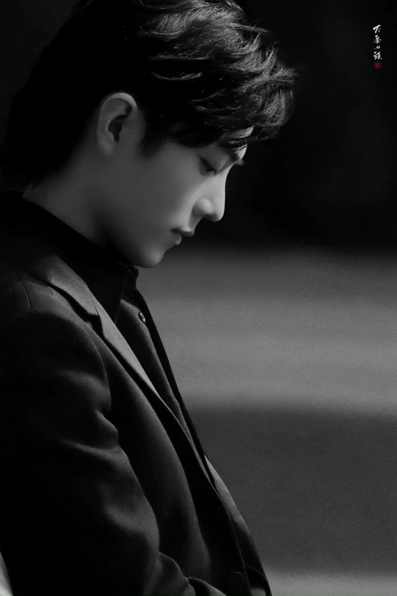 Trên Weibo có một số ảnh chụp vật tư do Tiêu Chiến quyên tặng người dân Thượng Hải - nơi đang chịu ảnh hưởng nặng nề vì dịch bệnh. Có thông tin cung cấp rằng bên trong là mì, gạo, dầu, sữa... Có một số vật phẩm còn đặc biệt dành cho người già neo đơn sống tại địa phương.