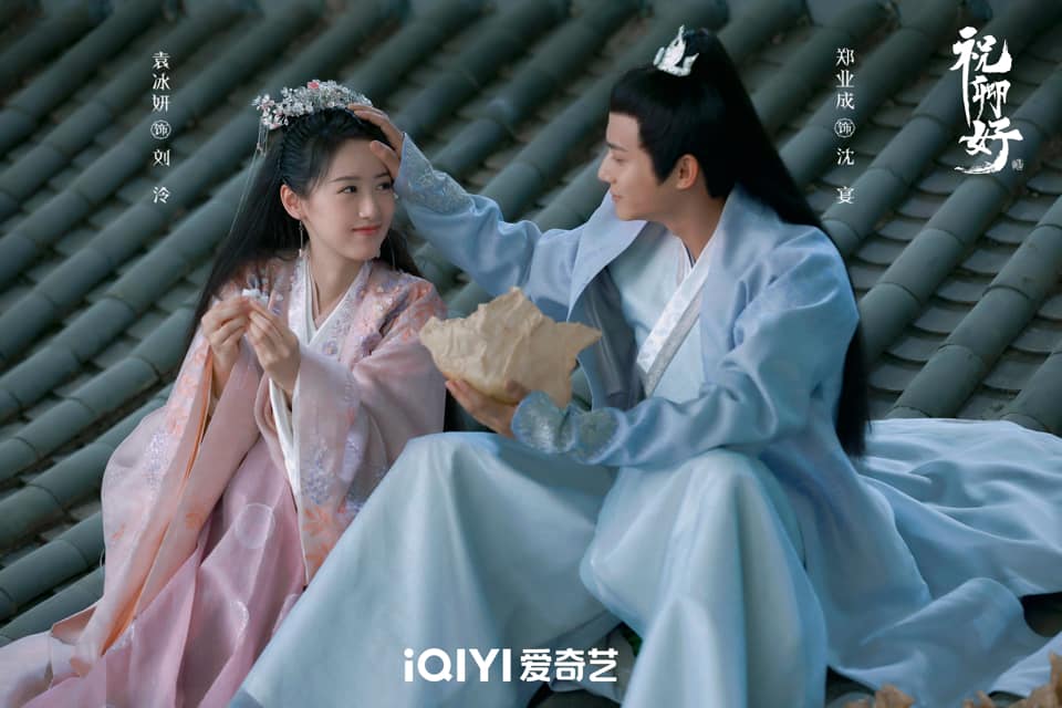 Hôm qua, các diễn viên bộ phim Chúc Khanh Hảo đã tổ chức livestream chia sẻ về bộ phim và bạn diễn. Buổi livestream diễn ra trong không khí vui vẻ và thân thiện. Hai diễn viên chính Trịnh Nghiệp Thành và Viên Băng Nghiên dành cho nhau nhiều lời chúc và ủng hộ. Trịnh Nghiệp Thành: “Hi vọng mọi người sẽ quan tâm đến Băng Nghiên của chúng ta nhiều nhiều, quan tâm Khuynh Thành Diệc Thanh Hoan”. Viên Băng Nghiên: “Đại Thành đang ở Hoành Điếm quay phim, thực sự rất chăm chỉ. Chúng tôi đóng máy rồi thầy Trịnh vẫn rất bận rộn, đúng là chiến sĩ thi đua”.