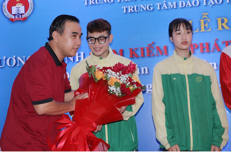 Quyền Linh đã ủng hộ 50 triệu đồng và 200 phần quà cho những hoàn cảnh khó khăn Quyền Linh đã ủng hộ 50 triệu đồng và 200 phần quà cho những hoàn cảnh khó khăn